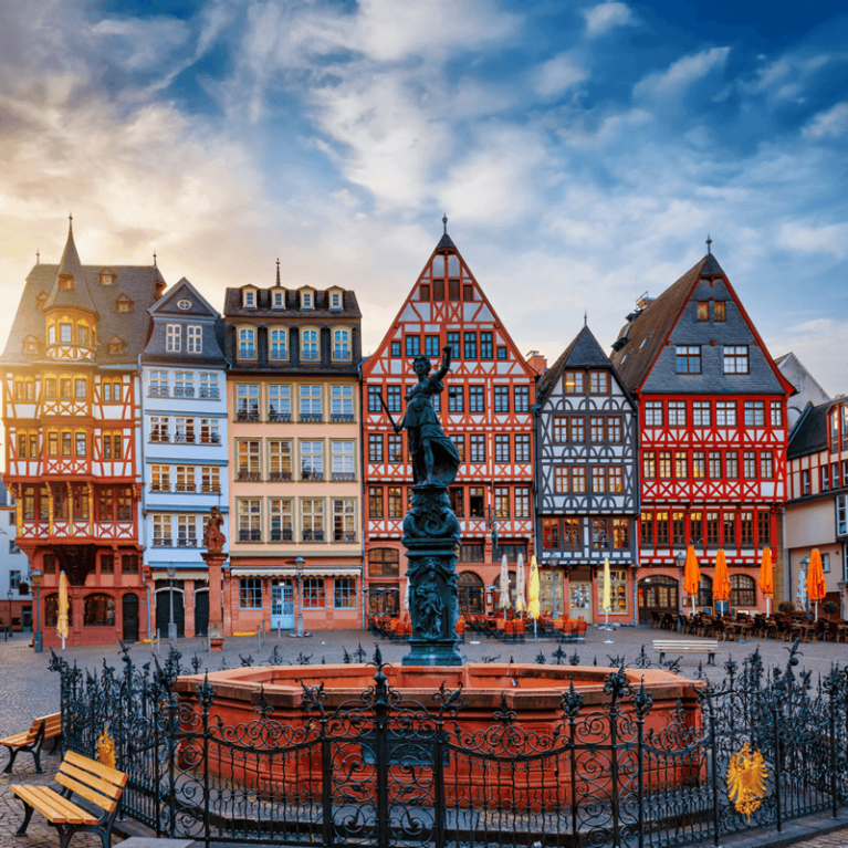 Half-timbered, colorful buildings in the background of the Justice Fountain in Frankfurt's Altstadt